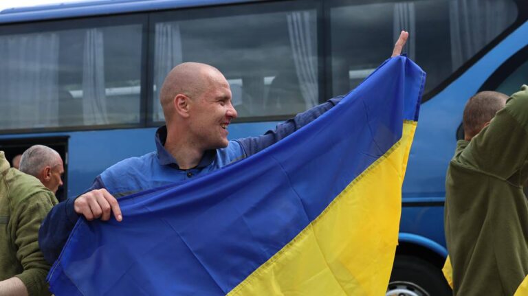 Ще 307 українських захисників удома: серед звільнених сьогодні — 16 Захисників з Вінниччини