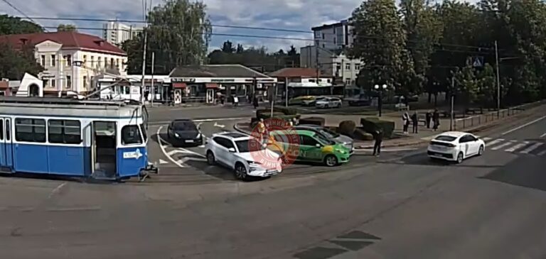 Ранкова ДТП у Вінниці: Renault не розминувся з Volkswagen (ВІДЕО)