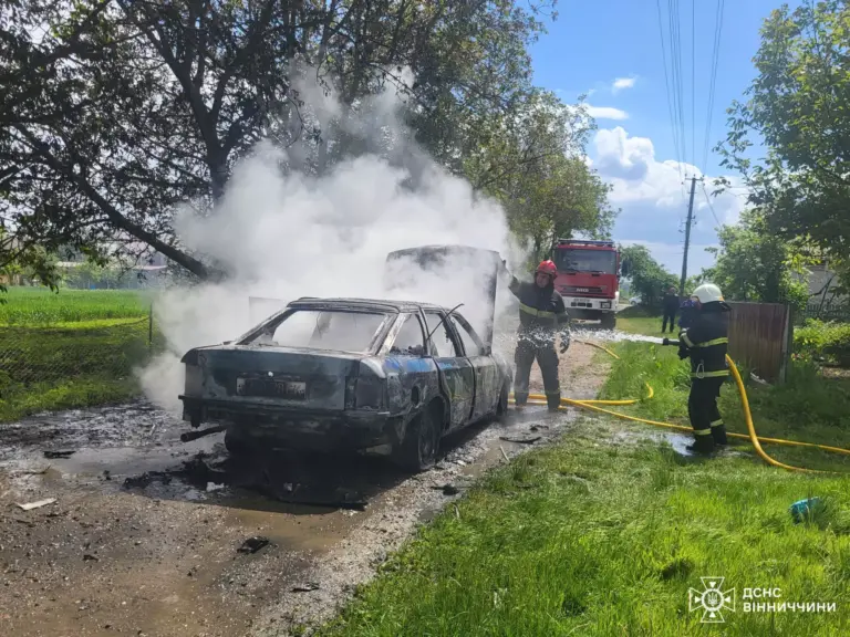 Загорілася на ходу: на Вінниччині водій встиг вистрибнути з автівки, яка палала