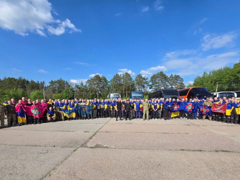 Перший день великого обміну: 390 українців повернули із російського полону (ФОТО)
