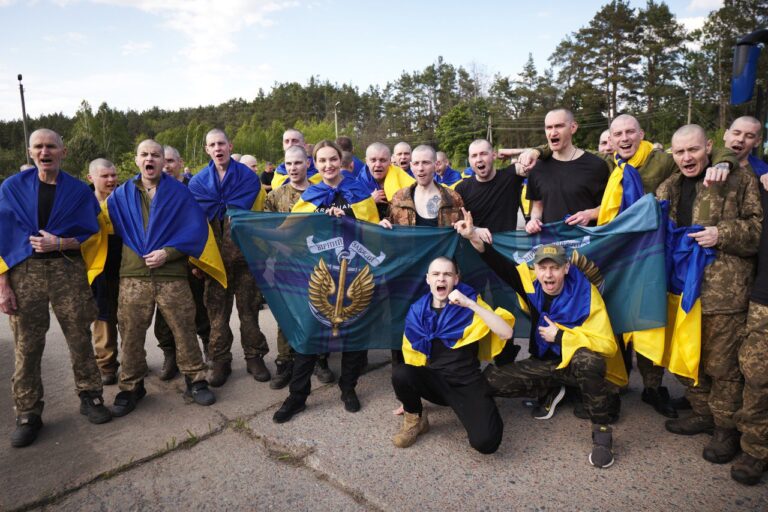 Перший день великого обміну: 390 українців повернули із російського полону (ФОТО)
