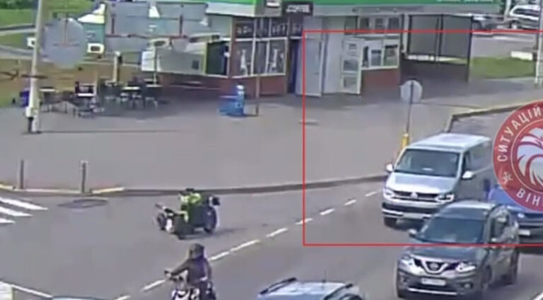 У Вінниці водій та пасажир злетіли з мотоцикла (ВІДЕО)