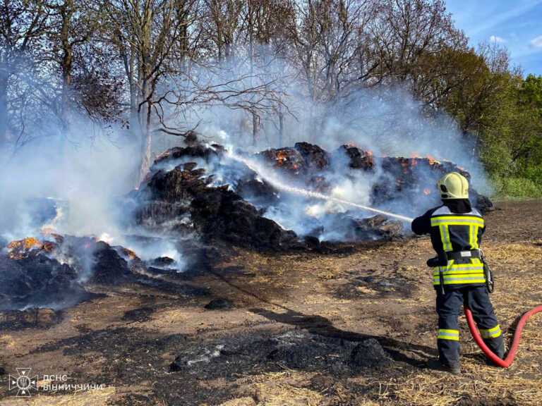 На Вінниччині загорілася вантажівка з 10 тоннами соломи