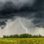Гроза, град та шквал: на Вінниччину насувається негода