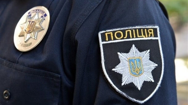 Чіплявся до перехожих: у Вінниці патрульні затримали хулігана