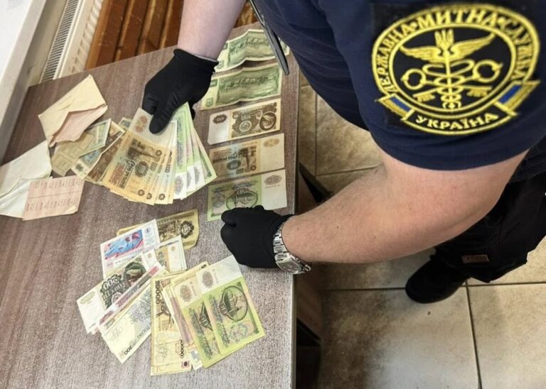 На Вінниччині українка з іноземцем хотіли вивезти китайські купюри 1948 року (ФОТО)