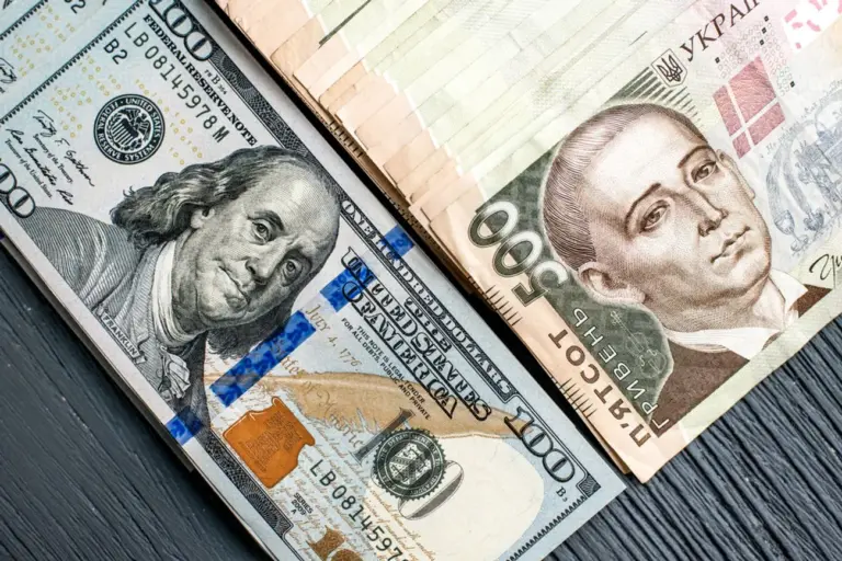 Долар та євро подешевшали: курс валют на 30 травня