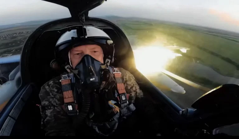 Президент присвоїв звання Герой України полковнику штурмової авіації Пархоменку Ігорю