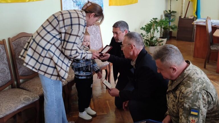 Дружині та синові полеглого Андрія Щіпцова з Вінниччини вручили посмертну нагороду бійця