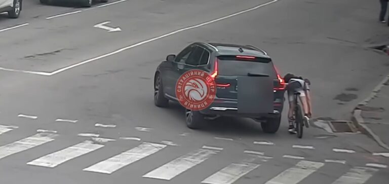 ДТП у Вінниці: на перехресті Volvo зіткнувся з велосипедистом (Відео)