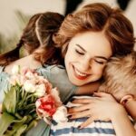 День матері 2025 року в Україні: коли вітаємо найріднішу у світі та які традиції існують