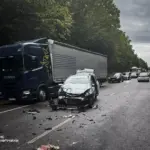 На обїзній біля Вінниці зіткнулися Volkswagen і Mazda: з понівеченого авто дістали водія