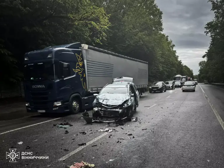 На обїзній біля Вінниці зіткнулися Volkswagen і Mazda: з понівеченого авто дістали водія
