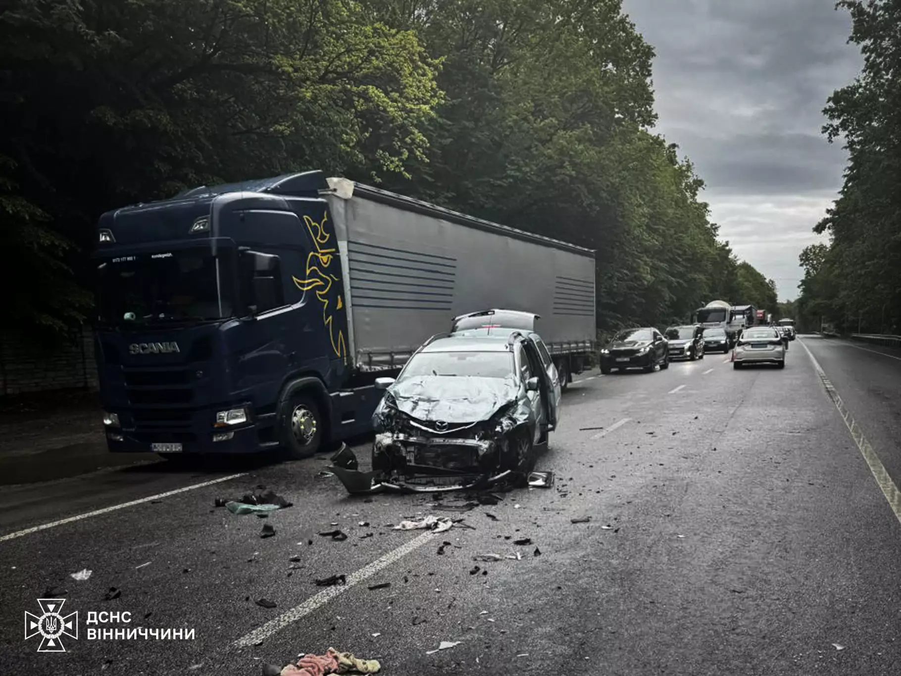 На обїзній біля Вінниці зіткнулися Volkswagen і Mazda: з понівеченого авто дістали водія