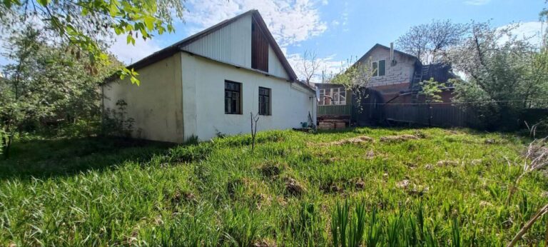 У Вінниці місцева жителька зливала побутові відходи у струмок
