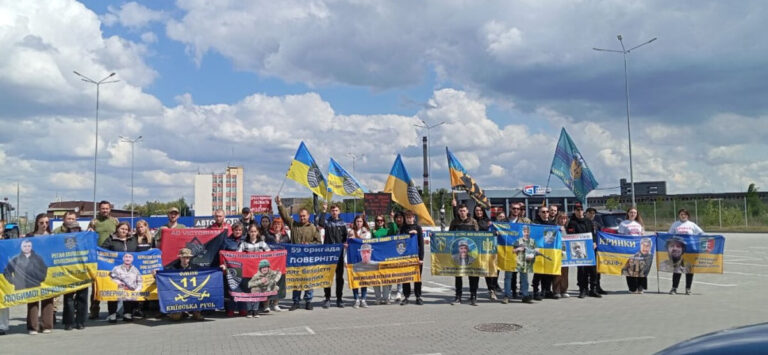 У Вінниці родичі безвісти зниклих і полонених захисників провели автопробіг