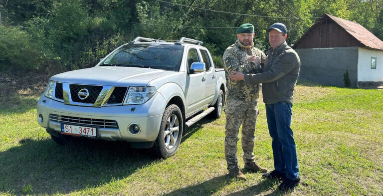 На Вінниччині сім’я загиблого прикордонника передала позашляховик для фронту