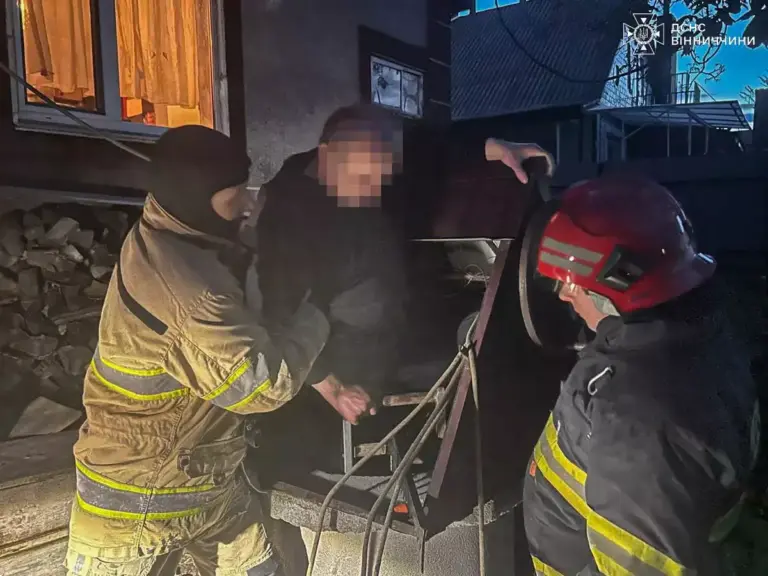 Дивом залишився живим: чоловік впав у 10-метрову криницю в Гнівані