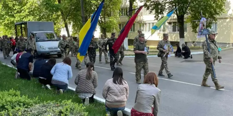 У Ладижині провели останньою земною дорогою Захисника Валерія Шклярука