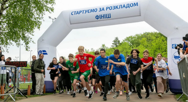 Встановили рекорд України: залізничники Вінниччини долучилися до благодійного забігу (ФОТО)