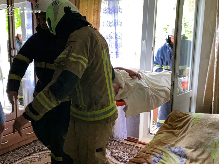 Випала з вікна третього поверху і впала на балкон сусідів: у Ладижині трапилася трагедія (ФОТО)