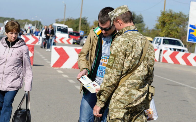 В Україні можуть помякшити правила виїзду за кордон чоловіків віком до 25 років