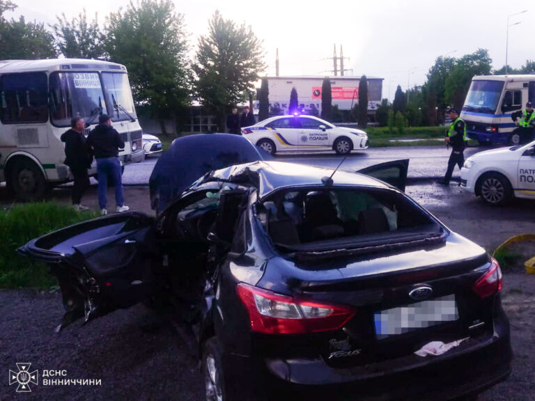 Масштабна ДТП у Вінницькому районі: «Форд» зіштовхнувся з двома автобусами