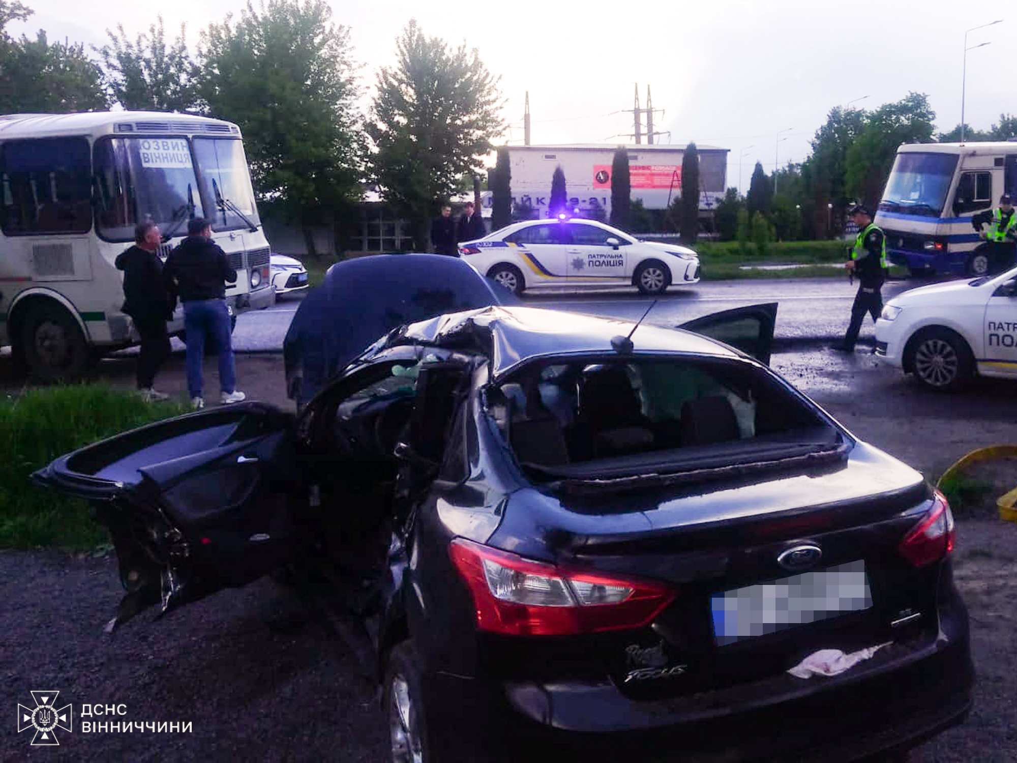 Масштабна ДТП у Вінницькому районі: «Форд» зіштовхнувся з двома автобусами