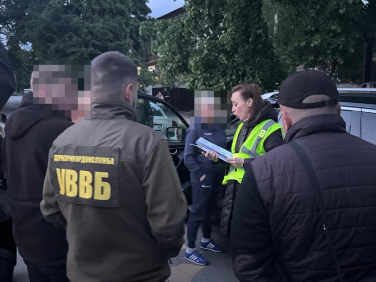 Вчителька географії з Вінниччини організувала схему переправлення чоловіків через кордон