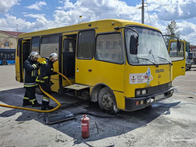 У Вінниці горів автобус: що відомо
