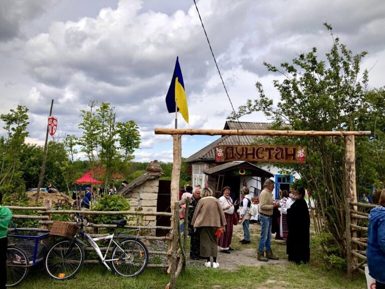 У камяному погребі на Вінниччині відкрили унікальний музей підземних скарбів