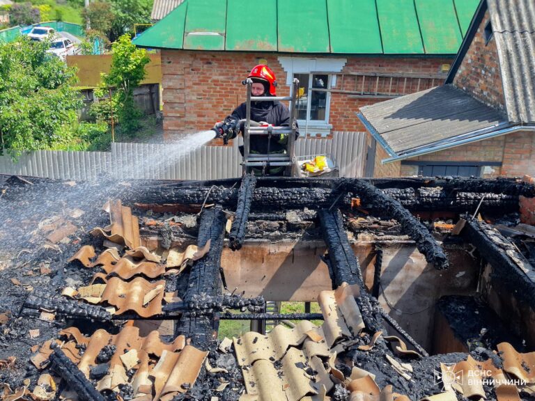 Пожежі у двох громадах на Вінниччині знищили дах і майно