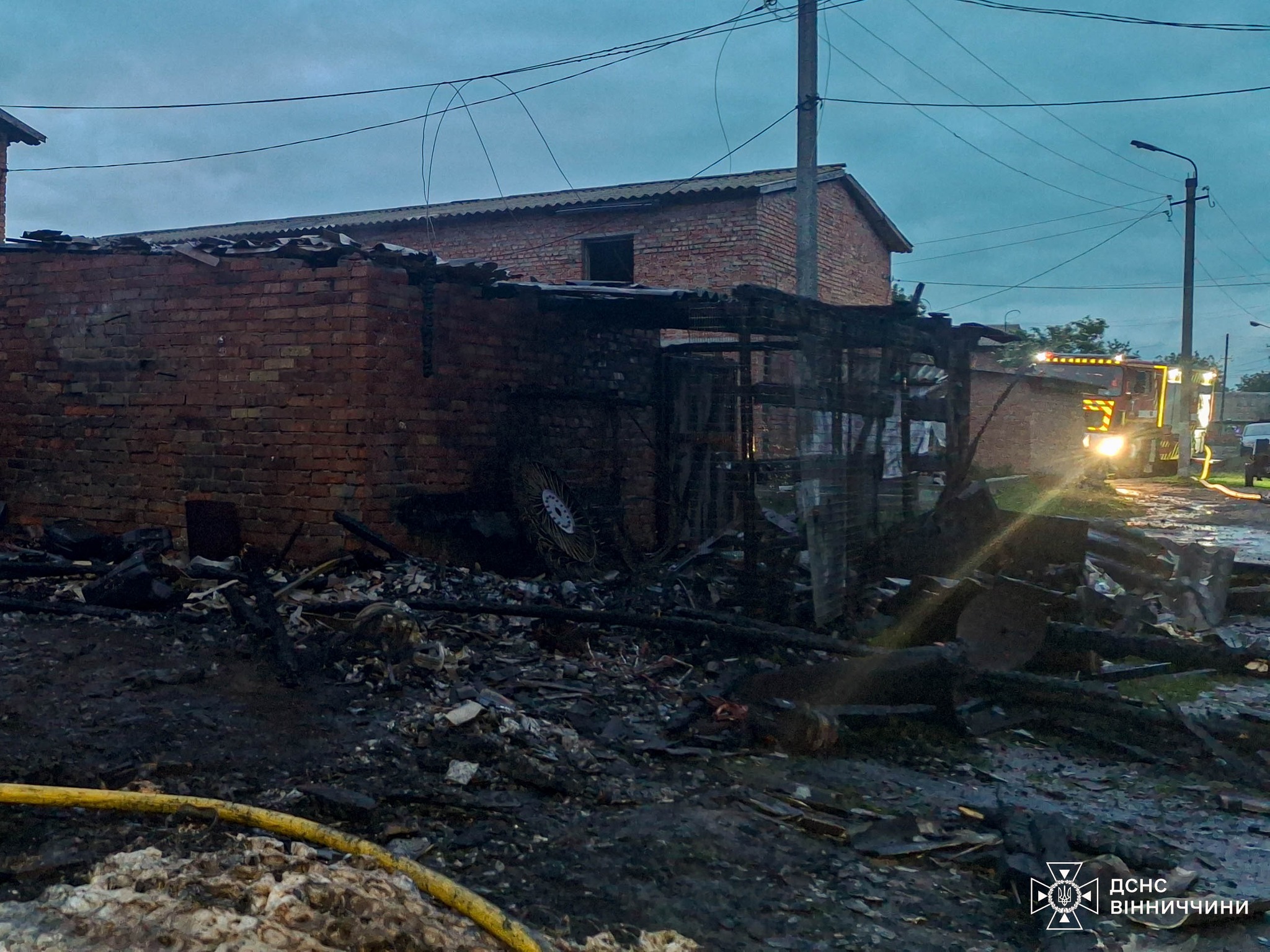 Вогонь знищив гараж і автомобіль у Літинській громаді