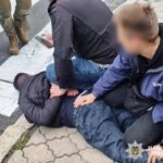 Погрожуючи вбивством, вимагали гроші у підлітка: у Вінниці затримали 3-х чоловіків