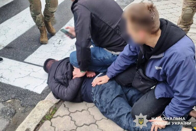 Погрожуючи вбивством, вимагали гроші у підлітка: у Вінниці затримали 3-х чоловіків