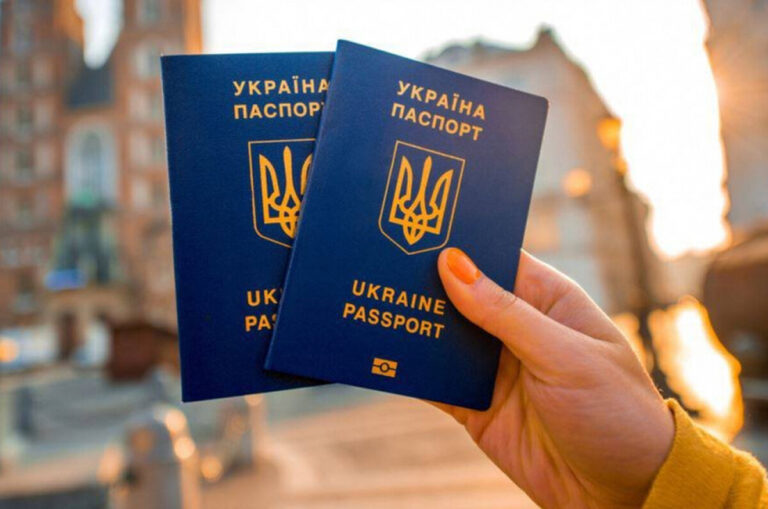 Уряд спростив оформлення паспортів для чоловіків за кордоном