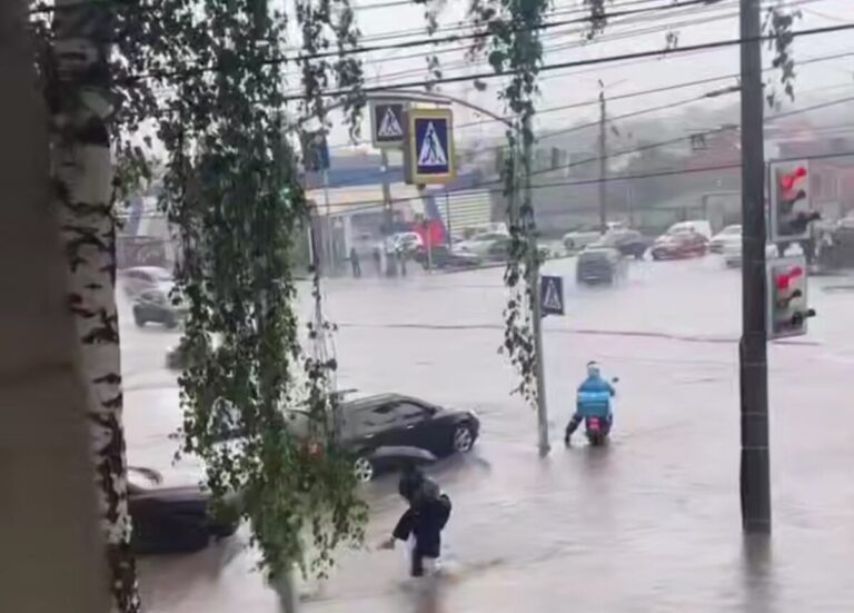 Вінниця перетворилася на Венецію: у місті зупинився громадський транспорт та зникло світло