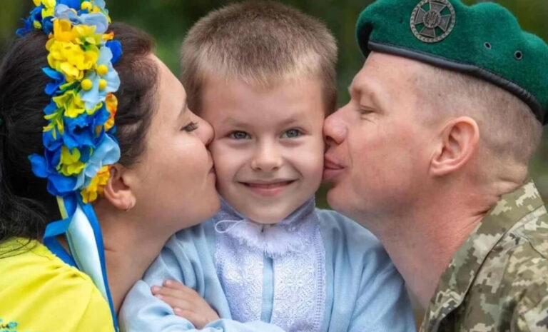 У Вінниці оборонцю Маріуполя вручили ключі від нового житла (ВІДЕО)