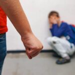 Побив дитину об двері та совком: яке покарання призначив суд чоловіку у Вінниці