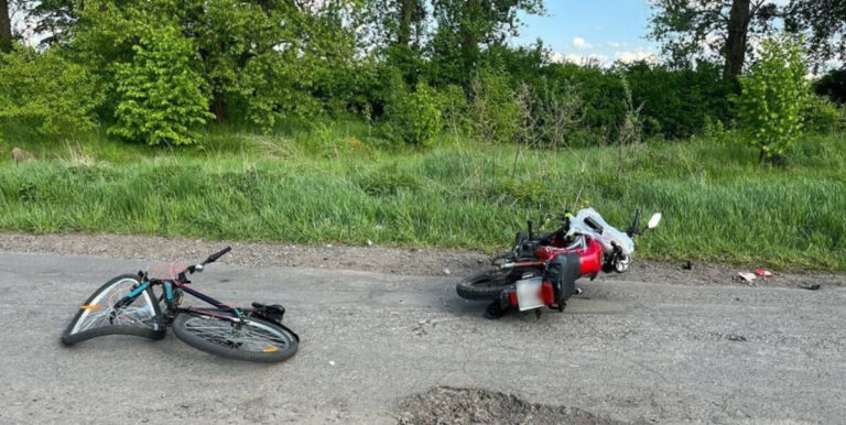 На Вінниччині не розминулися мотоцикліст та велосипедист: водії потрапили до лікарні
