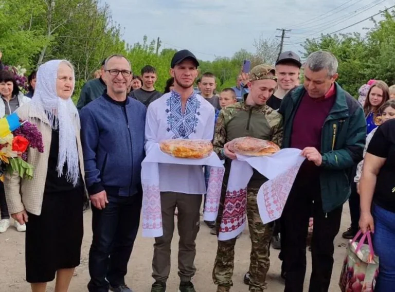 Повернувся з російського полону: на Вінниччині усім селом зустріли 22-річного Захисника (ФОТО)