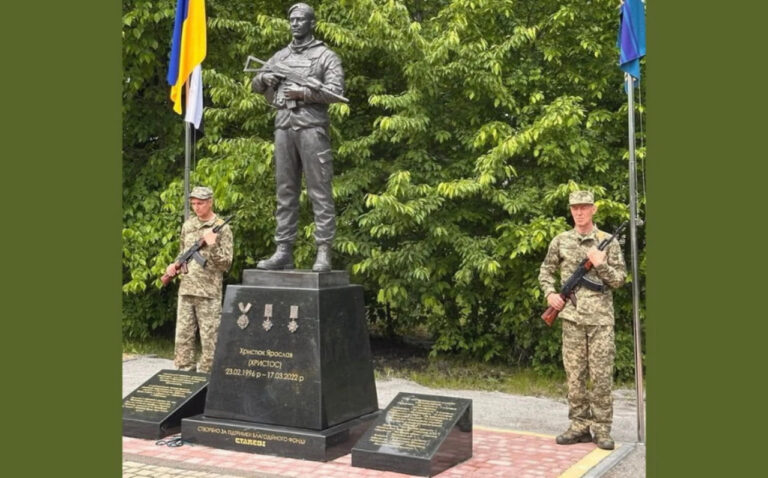 Полеглому морському піхотинцю з Вінниччини відкрили пам’ятник у рідному місті (ФОТО)