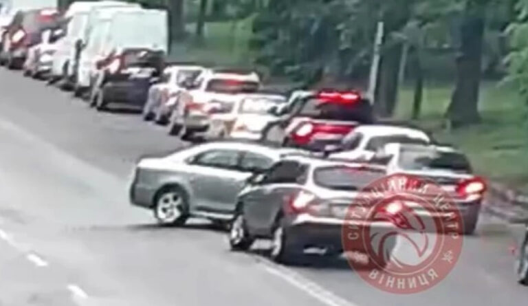 На Хмельницькому шосе Вінниці не розминулися автівки: камери зафіксували момент зіткнення