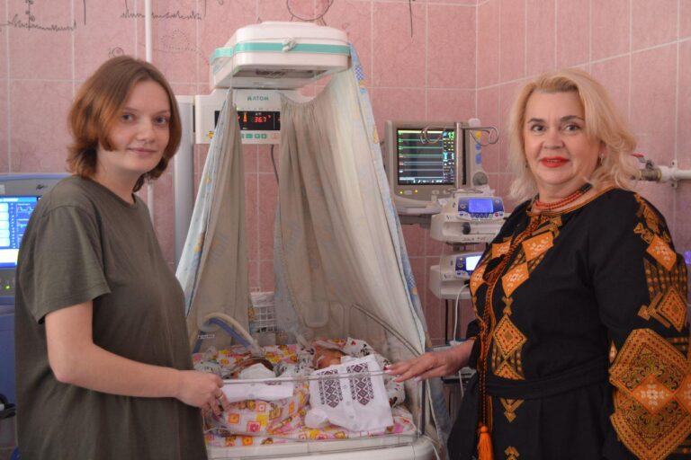 Перший подарунок — вишиванка: зворушлива традиція у Вінниці