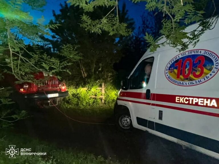 На Вінниччині надзвичайники визволили швидку з багнюки