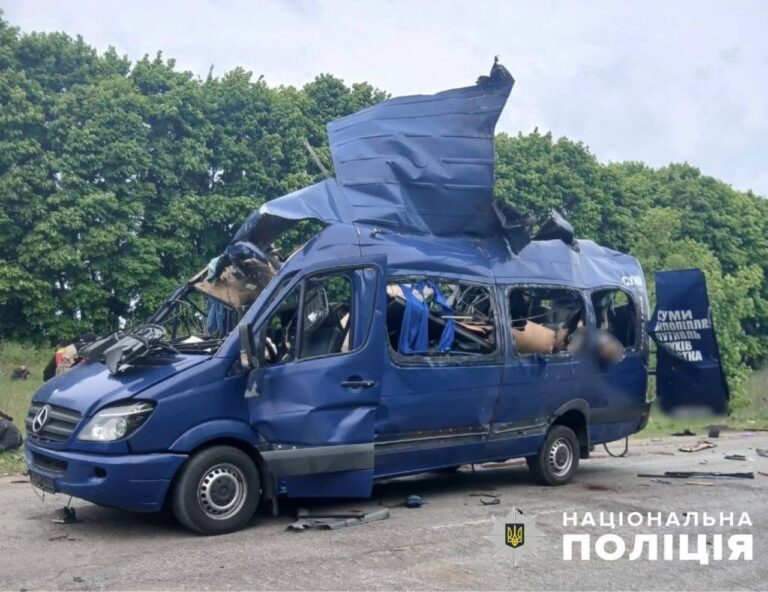 Жахливий обстріл у Білопіллі: росія вдарила по рейсовому автобусу, є загиблі та поранені