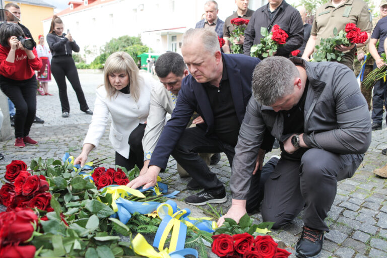 У День Конституції у Вінниці вшанували Героїв, які боролися за свободу України