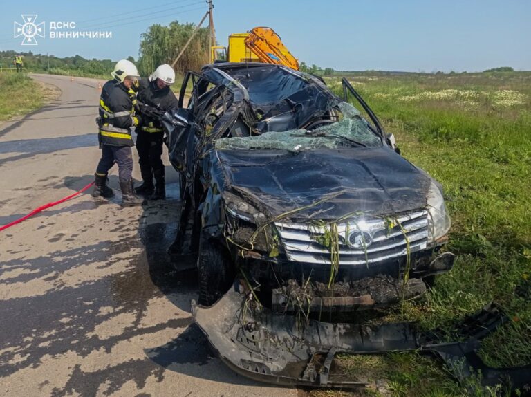 На Гайсинщині авто злетіло з мосту в річку: загинули двоє людей
