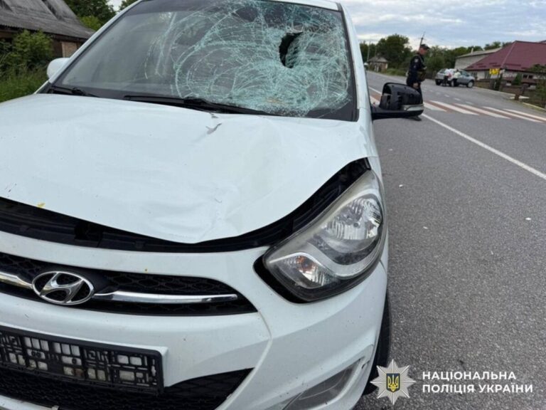 На Вінниччині жінка потрапила під колеса автомобіля: що відомо