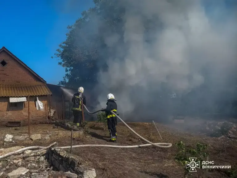 У Жмеринському районі згорів гараж через коротке замикання